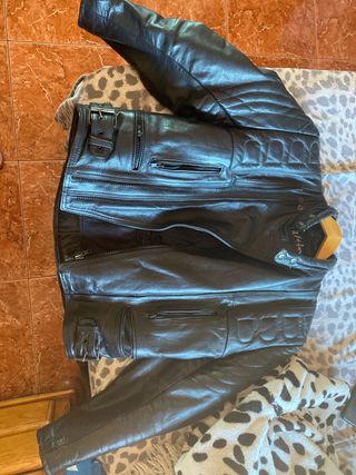 Chaqueta de cuero negra para moto