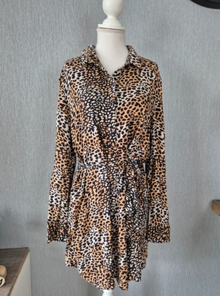 vestido de leopardo