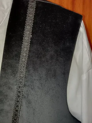 Chaleco terciopelo Isa Baturro y camisa.