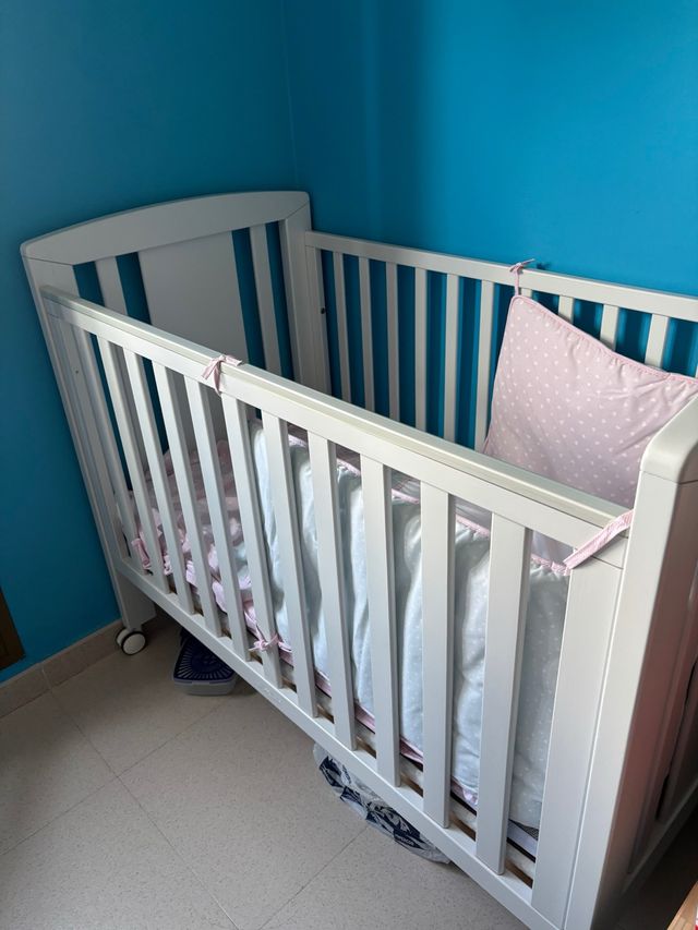 Cuna de bebé blanca