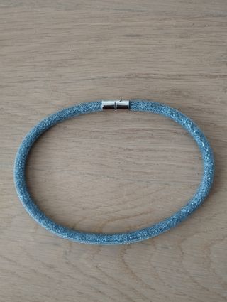 Collar azul y plata con cierre metálico