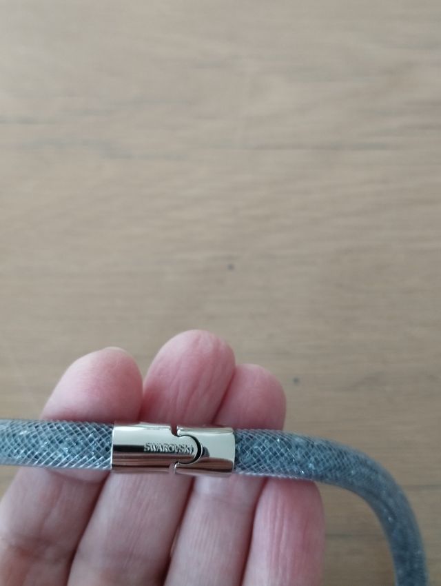 Collar azul y plata con cierre metálico