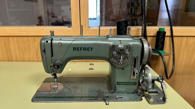 Máquina de coser Refrey Industrial verde