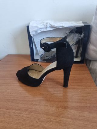 Zapato de salón usado 2 horas.