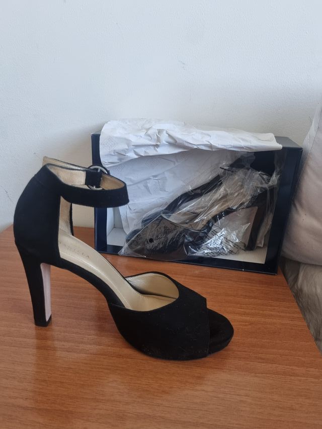 Zapato de salón usado 2 horas.