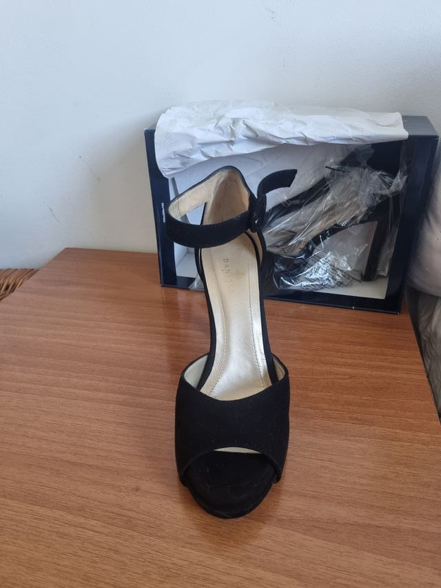 Zapato de salón usado 2 horas.