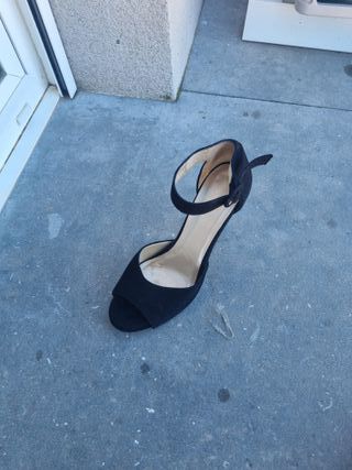 Zapato de salón usado 2 horas.