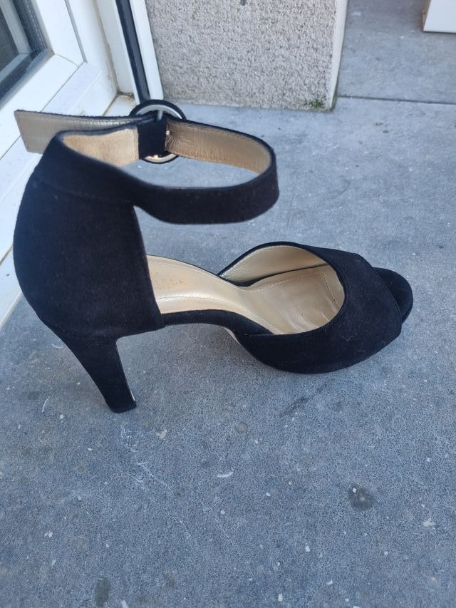 Zapato de salón usado 2 horas.