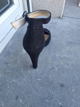 Zapato de salón usado 2 horas.