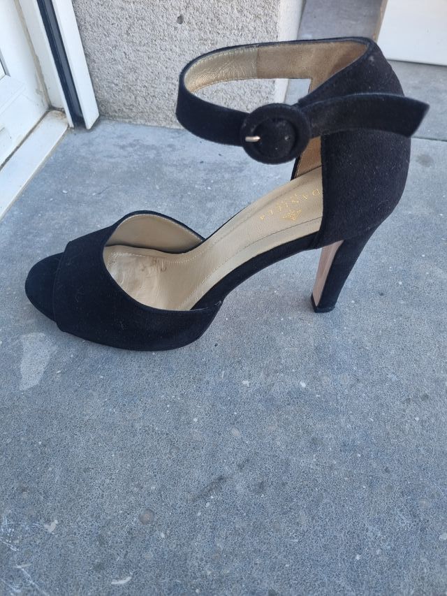 Zapato de salón usado 2 horas.