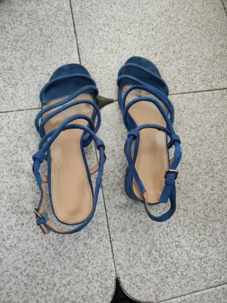 Sandalias azules de tacón ancho