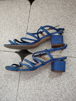 Sandalias azules de tacón ancho