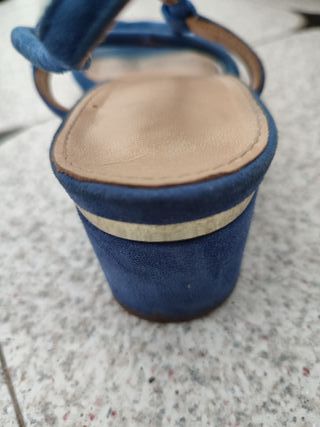 Sandalias azules de tacón ancho