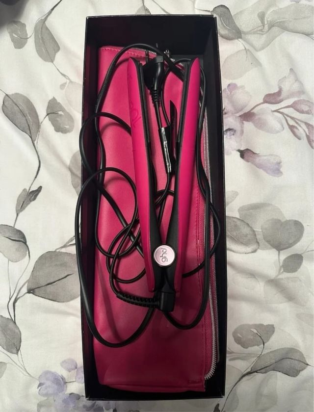 Planchas de pelo GHD rosa y negras.