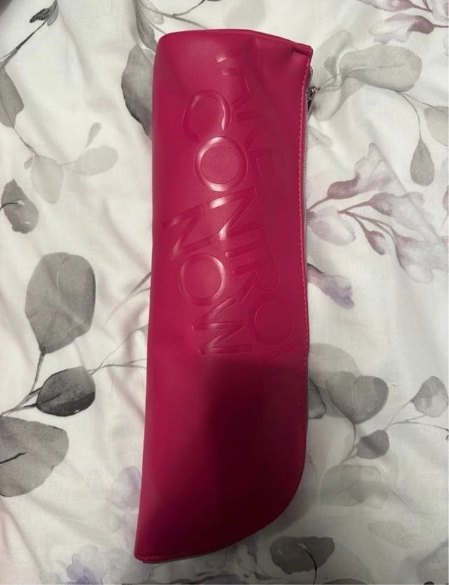 Planchas de pelo GHD rosa y negras.