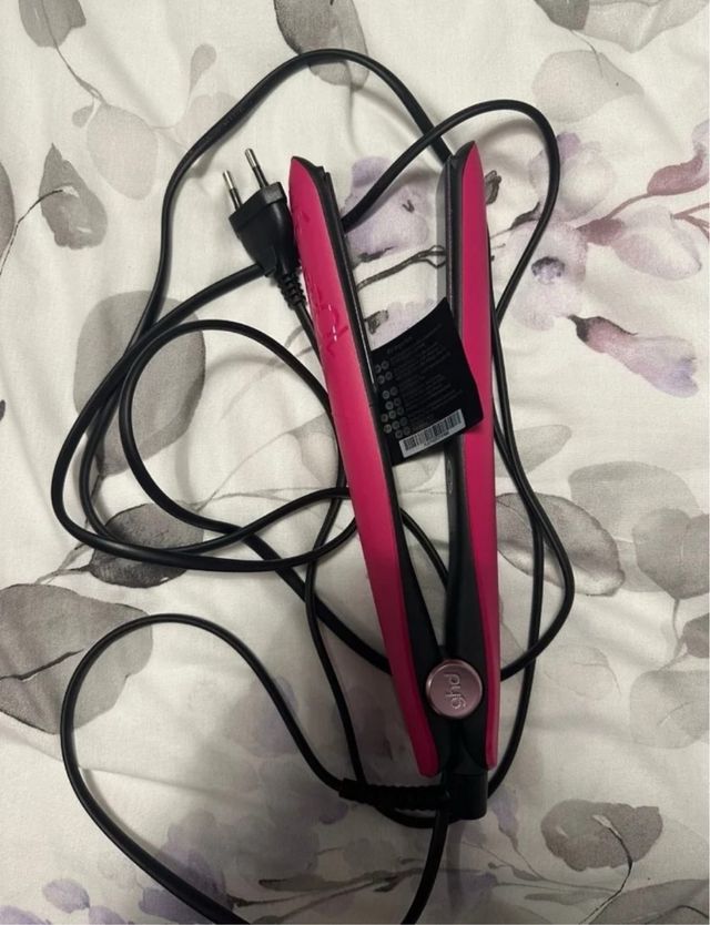 Planchas de pelo GHD rosa y negras.