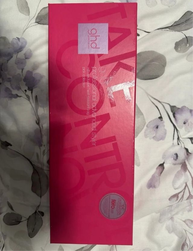 Planchas de pelo GHD rosa y negras.