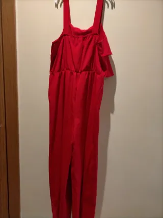 Mono rojo con volantes