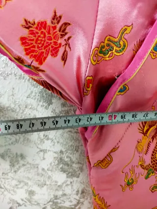 Vestido chino rosa con dragones dorados