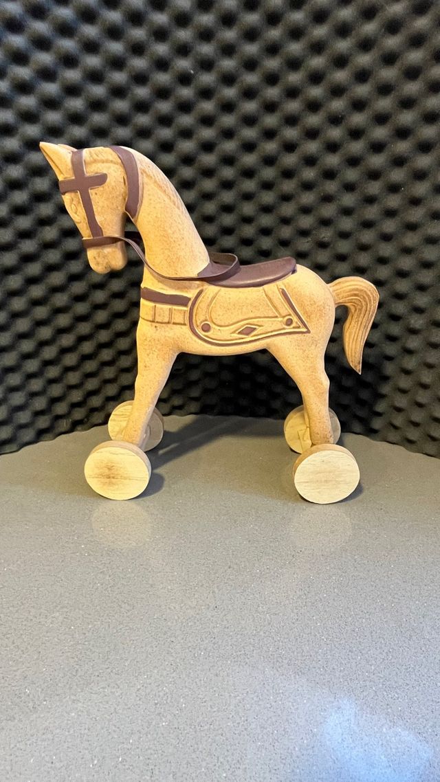 Cavallo in legno con ruote e sella