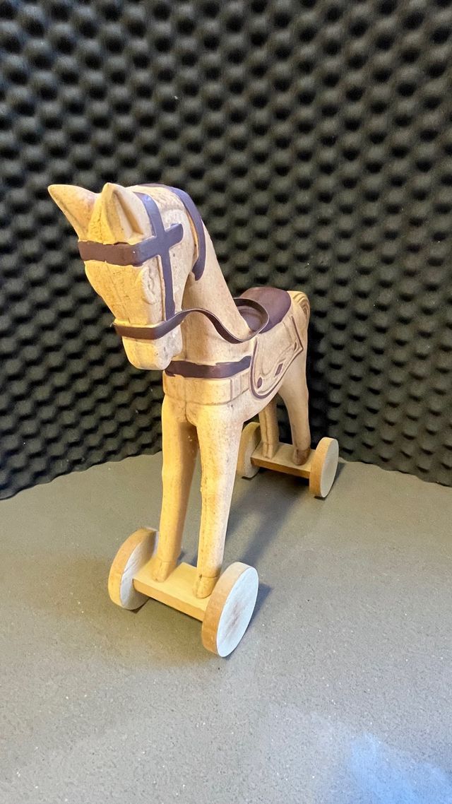 Cavallo in legno con ruote e sella