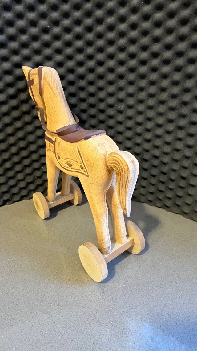 Cavallo in legno con ruote e sella
