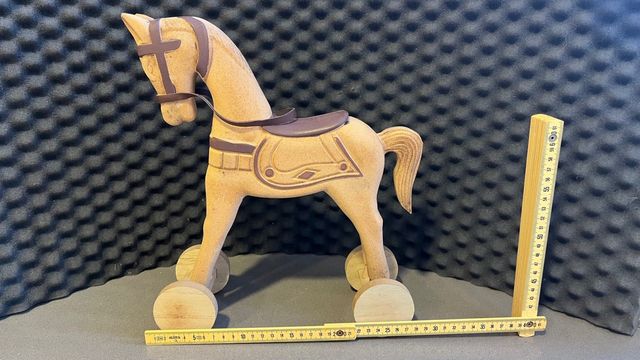 Cavallo in legno con ruote e sella