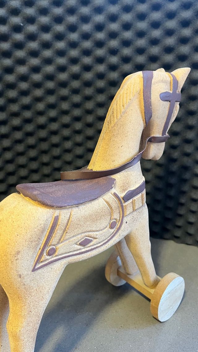 Cavallo in legno con ruote e sella