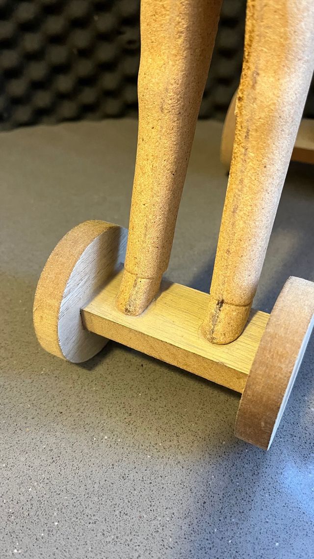 Cavallo in legno con ruote e sella