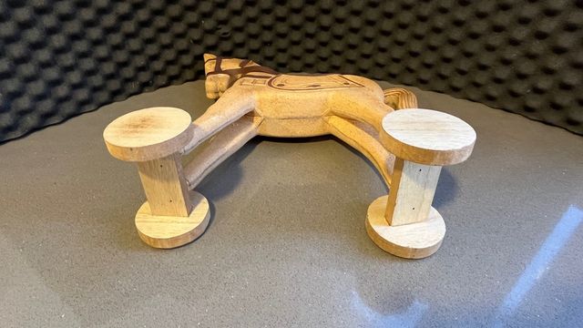 Cavallo in legno con ruote e sella