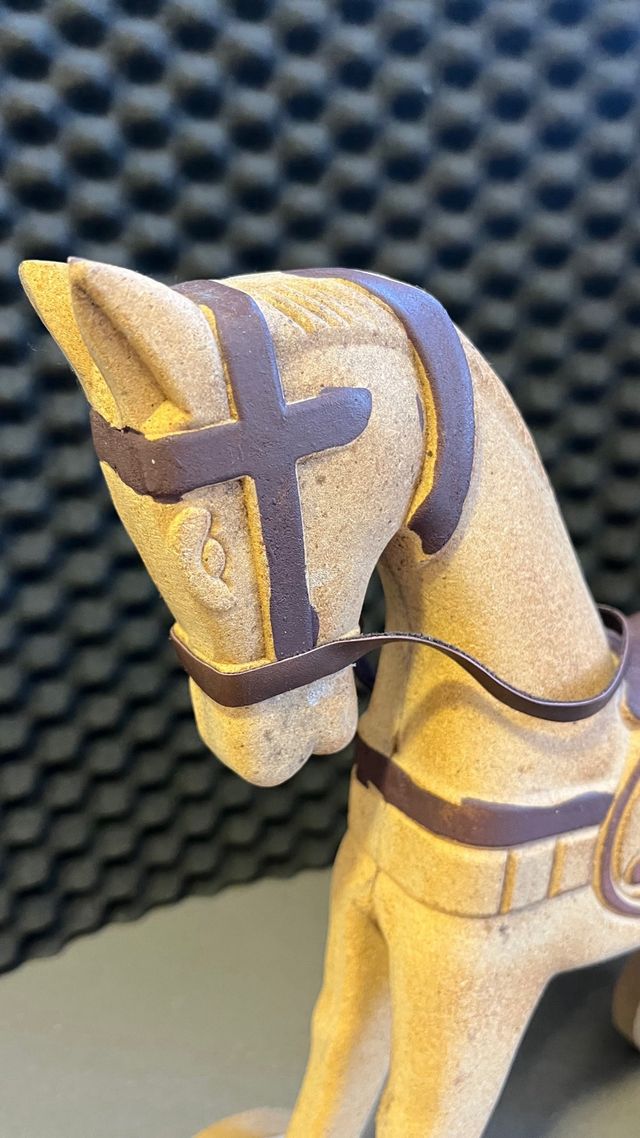 Cavallo in legno con ruote e sella