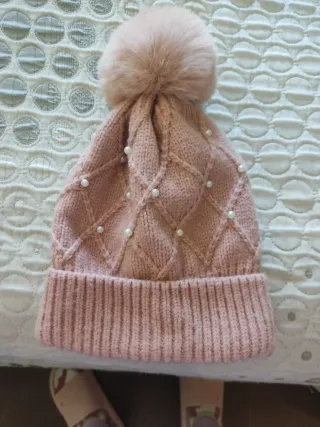Gorro Zara rosa con perlas y pompón