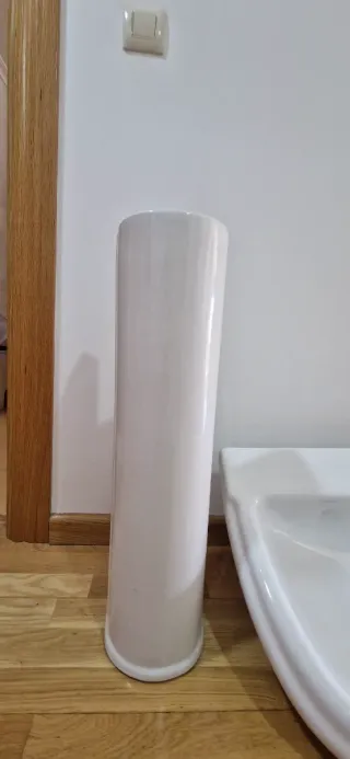 Lavabo y Pedestal Roca. Lavabo 62cm. Espejo gratis