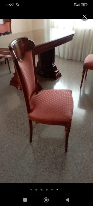 Mesa de comedor y sillas clásicas