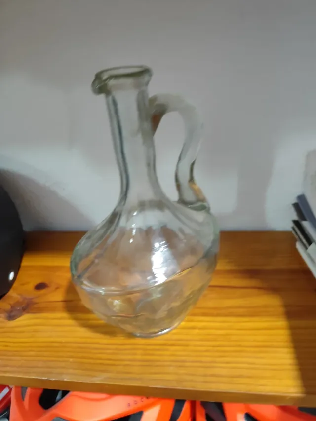 Jarra de cristal con asa