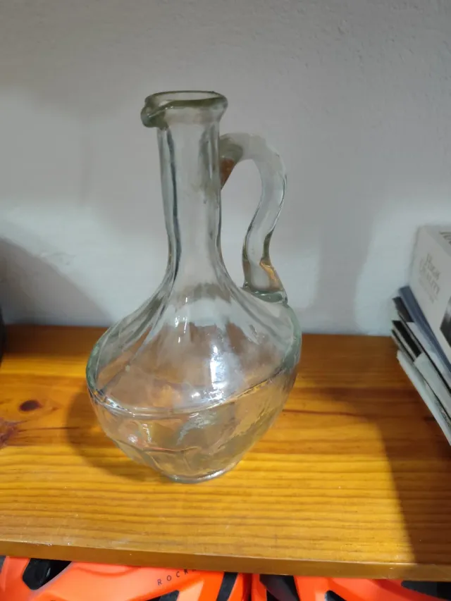 Jarra de cristal con asa