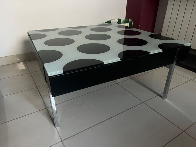 Mesa auxiliar cristal y metal