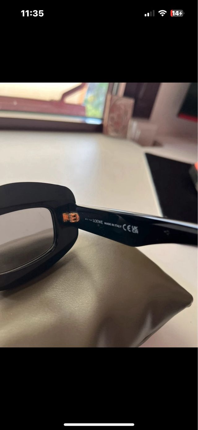 Gafas de sol Loewe negras y doradas