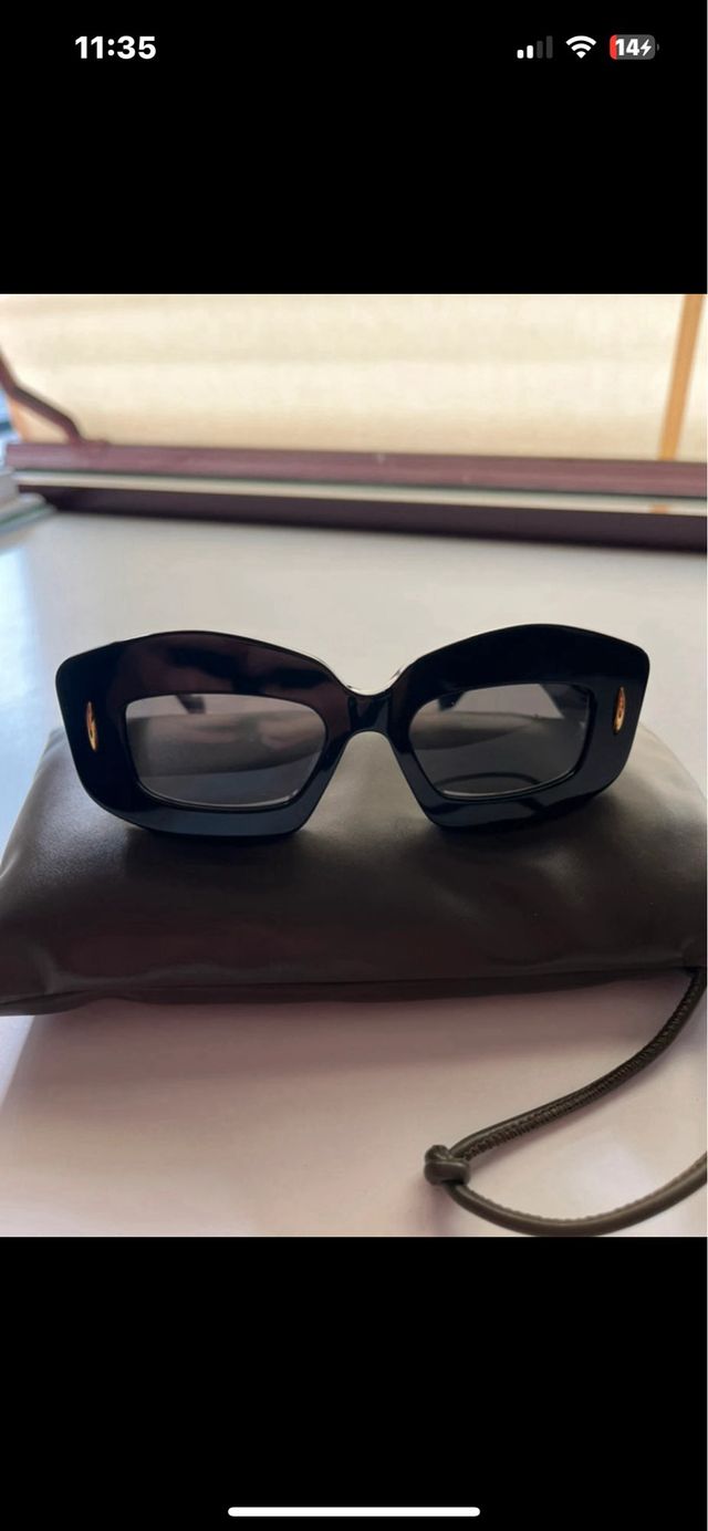 Gafas de sol Loewe negras y doradas