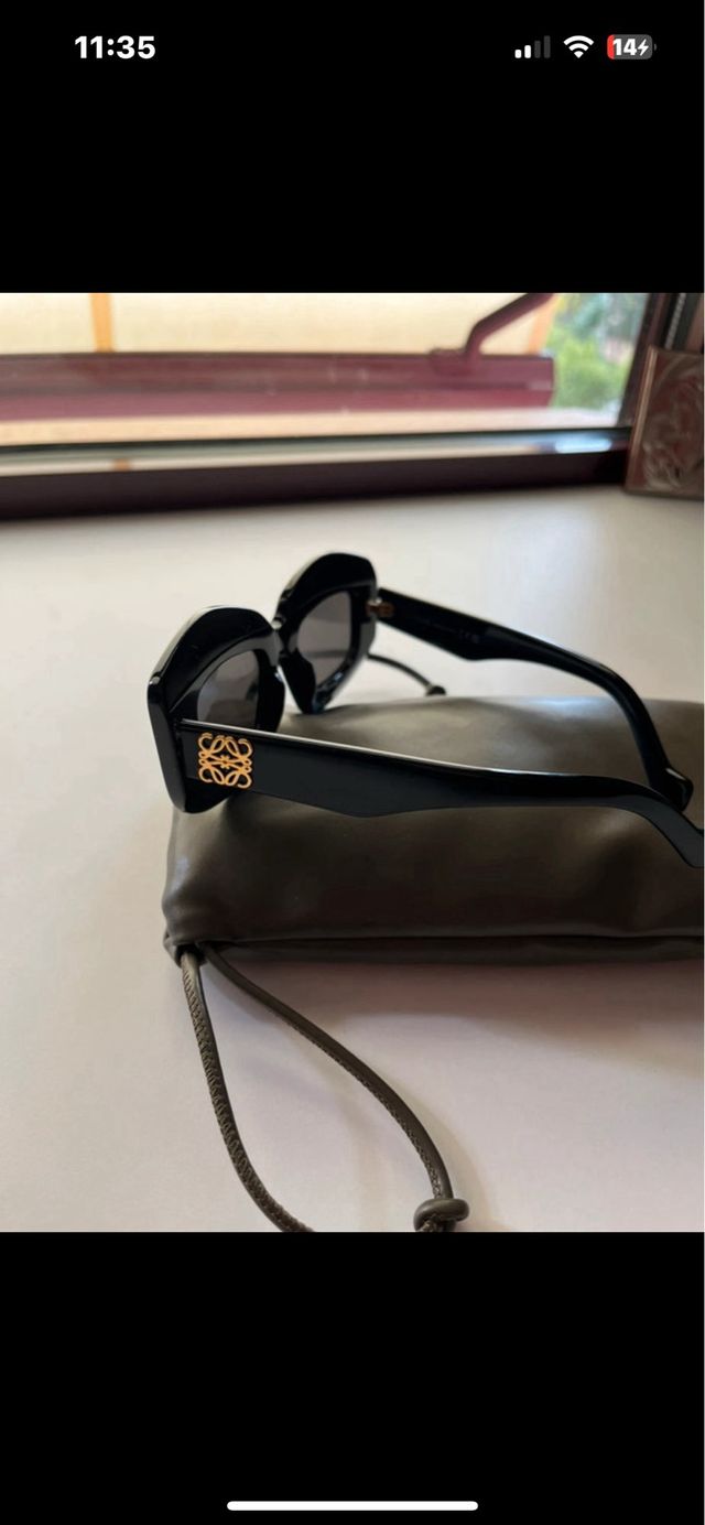 Gafas de sol Loewe negras y doradas