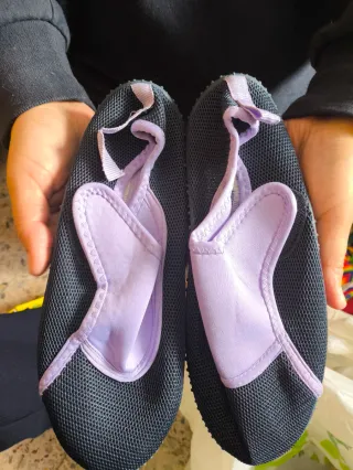 Zapatos de malla negros y morados