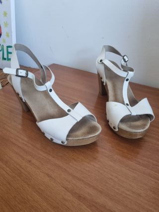 Sandalias de verano blancas y marrones