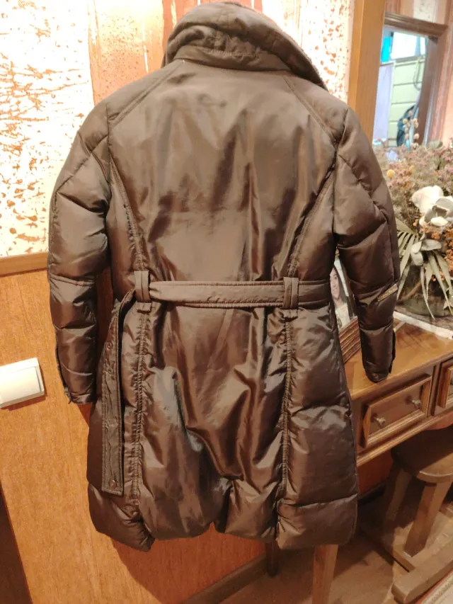 Abrigo marrón acolchado con cinturón