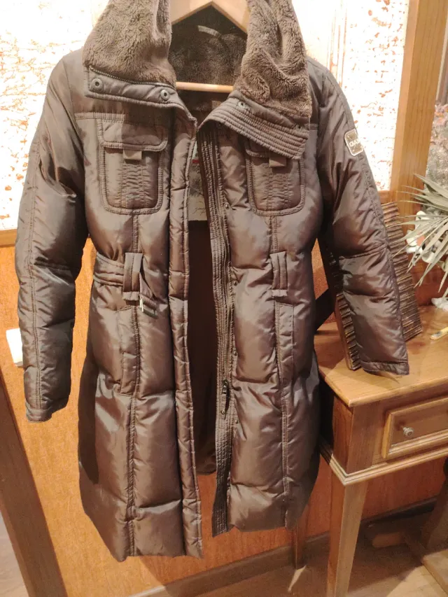 Abrigo marrón acolchado con cinturón