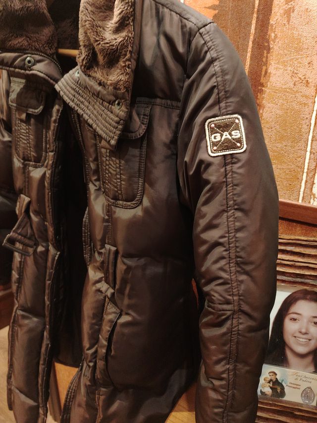 Abrigo marrón acolchado con cinturón