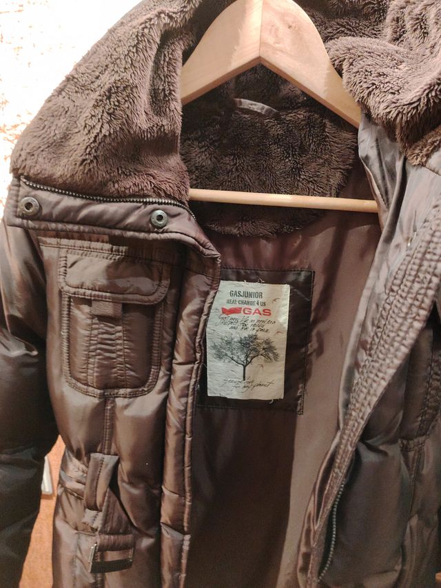 Abrigo marrón acolchado con cinturón