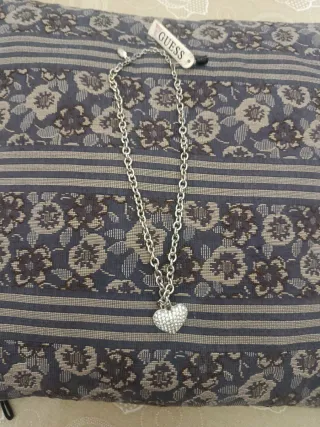 Collana Guess in acciaio cuore con strass argento