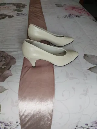 Zapatos de corte salón piel blancos