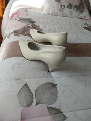 Zapatos de corte salón piel blancos