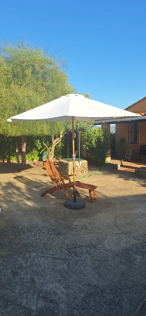 Parasol y tumbona de madera con colchoneta